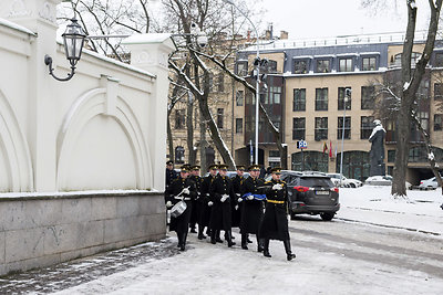 Tradicinės vėliavos pakėlimo ceremonijos akimirka