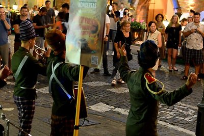 Grupės „Antikvariniai Kašpirovskio dantys“ šou mieste akimirka