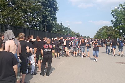 Tūkstančiai gerbėjų plūsta į AC/DC koncertą Varšuvoje