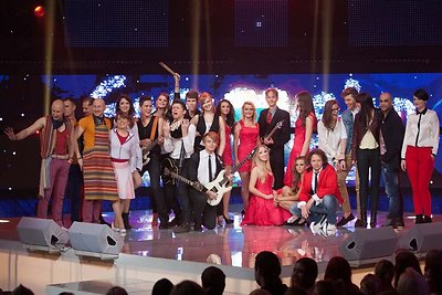 Į nacionalinės „Eurovizijos“ atrankos pusfinalį pateko „Saulės Broliai“, Gabrielius Vagelis ir Andrius Pojavis, dar aštuoni dalyviai kaunasi dėl teisės atstovauti Lietuvai