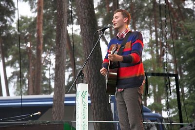 Markas Palubenka bardų festivalyje „Akacijų alėja“ debiutavo dainuodamas lietuviškai