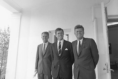 Kennedžių broliai - iš kairės: Robertas F. Kennedy, Tedas Kennedy ir Johnas F. Kennedy