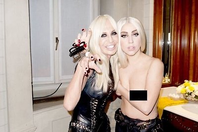 Lady Gaga nuotraukoje su bičiule Donatella Versace pozavo nuoga krūtine