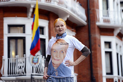 Vivienne Westwood palaikydama Julianą Assannge‘ą sukūrė specialius marškinėlius