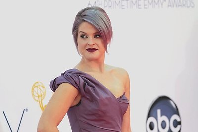 Ne vieną išvaizdos fiasko patyrusi Kelly Osbourne laimėjo stiliaus ikonos apdovanojimą