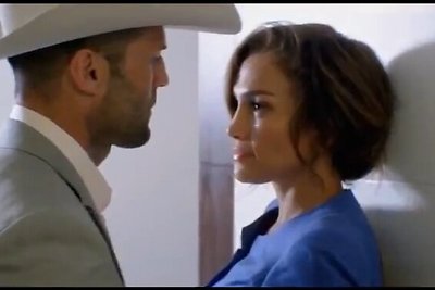 Naujausiame filme Jennifer Lopez nusimetė drabužius prieš Jasoną Stathamą