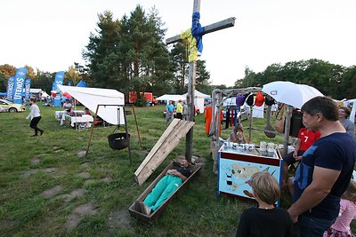 Žagarės vyšnių festivalio pramoga - karstas