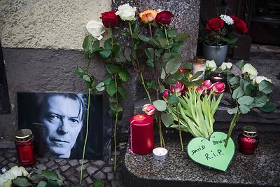 Gerbėjai atsisveikina su Davidu Bowie