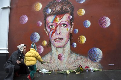 Gerbėjai atsisveikina su Davidu Bowie