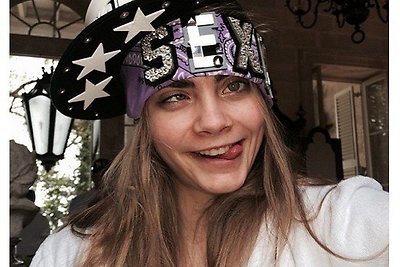 Besimaivanti Cara Delevingne laužo asmenukių klišes