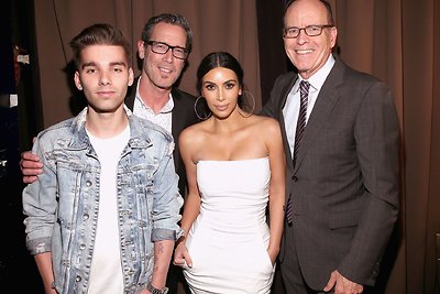 Kim Kardashian ir (iš kairės) Dyllanas Murray, Harvey Reese bei Jonathanas Murray