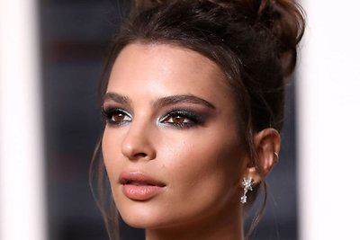 Emily Ratajkowski pademonstravo, kaip dėvėti mažą juodą bikinį