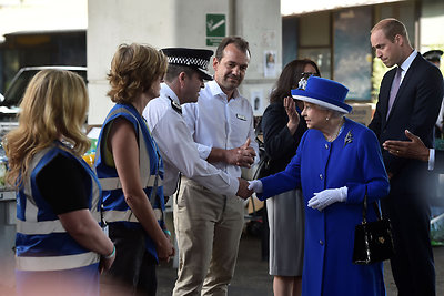 Karalienė Elizabeth II ir princas Williamas apsilankė prieglaudoje nukentėjusiems nuo gaisro