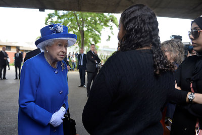 Karalienė Elizabeth II ir princas Williamas apsilankė prieglaudoje nukentėjusiems nuo gaisro