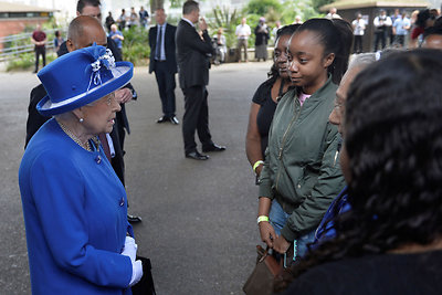 Karalienė Elizabeth II ir princas Williamas apsilankė prieglaudoje nukentėjusiems nuo gaisro