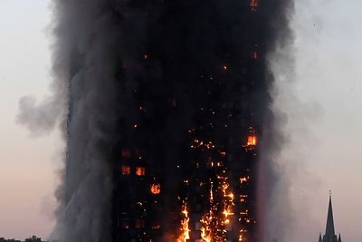 Londoną sukrėtė gaisras daugiabutyje „Grenfell Tower“