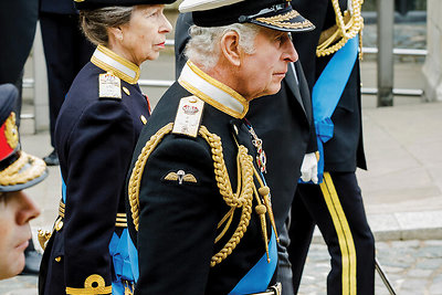 Paskui mamos karstą žengė karalius Charlesas III, karališkoji princesė Anne, princas Andrew ir princas Edwardas / Getty nuotrauka