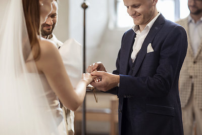 Kelis mėnesius iki ceremonijos bažnyčioje pora vestuvinių žiedų nemūvėjo – Laura senąjį buvo pametusi, o Šarūnas iš savojo pasigamino naują / Akvilė Razauskienė / „RAZAUSKAI Photography“ nuotrauka