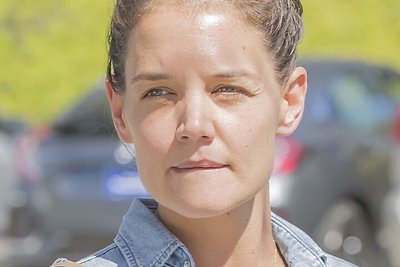 Meile besidžiaugianti Katie Holmes Los Andžele pasirodė be lašo makiažo