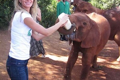 Gražuolė Gisele Bundchen Afrikoje dėmesiu lepino drambliukus