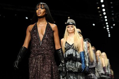 Naomi Campbell Milano mados savaitėje parodė vis dar esanti verta podiumo panteros titulo