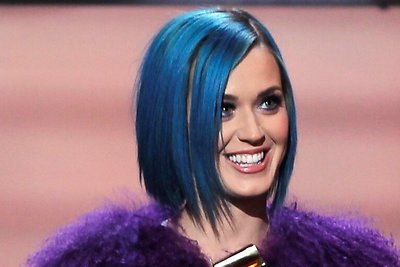 Russellui Brandui atsisakius Katy Perry milijonų, dainininkė su šypsena pasirašė skyrybų dokumentus