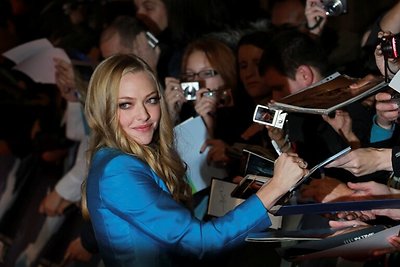 Amanda Seyfried filme parodys visus savo moteriškus privalumus