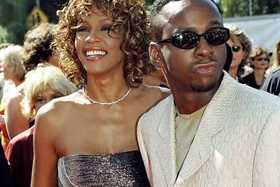 Whitney Houston su buvusiu vyru dainininku Bobby Brownu.