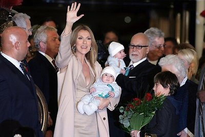 Celine Dion su vyru Rene Angelilu ir dvynukais Nelsonu ir Eddy