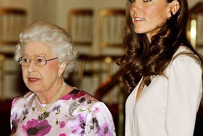 Karalienė Elizabeth II ir Kembridžo hercogienė Catherin