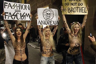 „Femen“ aktyvisčių bandymas sužlugdyti „Versace“ pasirodymą Milano mados savaitėje: „Modeliai, neikite į viešnamius“