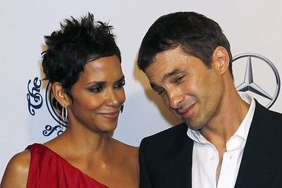 Halle Berry nori išsikraustyti į Europą su mylimuoju Olivier‘u Martinezu ir dukra