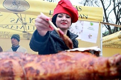 Kaziuko mugėje ėriuką kepusi burleskos šokėja Eglija Vaitkevičė šią akciją pavadino „pigiu piaru“