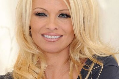 Holivudo žvaigždė Pamela Anderson įkūrė savo NASCAR lenktynių komandą