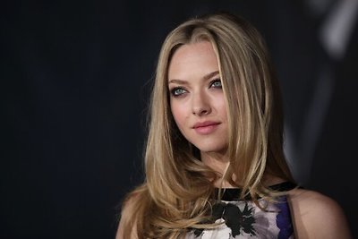 Vaidindama garsią pornofilmų aktorę, Amanda Seyfried tapo tamsiaplauke