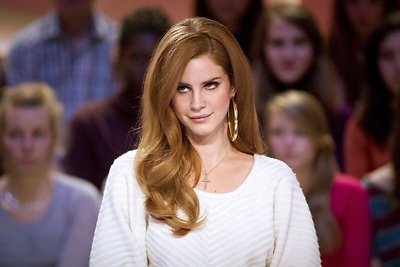 Lyriškoji Lana Del Rey papuošė pavasarišką Didžiosios Britanijos „Vogue“ viršelį