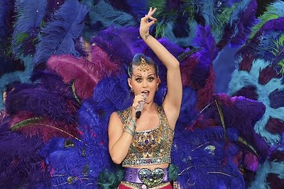  Katy Perry, lankydamasi savo meilės šalyje Indijoje, pasipuošė indiškais apdarais