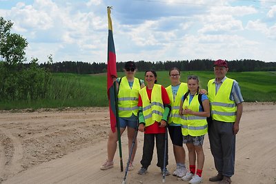 Su ramentais per Lietuvą žygiuojanti Ajana ir prie jos besijungiančios žvaigždės