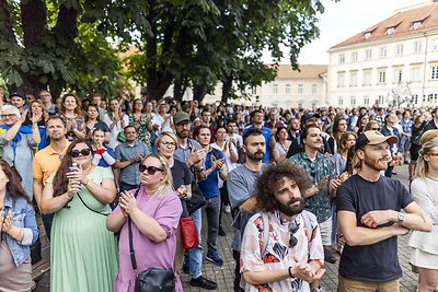 Joe Bideno kalbos žmonės klausėsi ir S.Daukanto aikštėje šalia prezidentūros