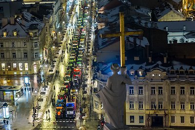 Ūkininkų protesto išvakarėse Gedimino prospekte išrikiuota žemės ūkio technika