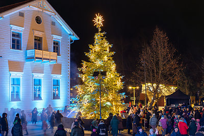 Palanga įžiebė gyvą Kalėdų eglę