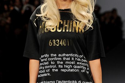 Rita Ora „Moschino“ kolekcijos pristatyme