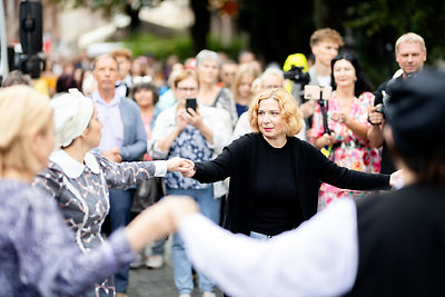 Teatrališka romų eisena su žirgais