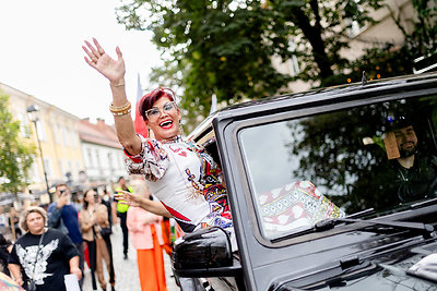 Teatrališka romų eisena su žirgais