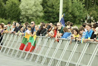 „Keliu vėliavą už Ukrainą NATO“ maratono dalyvių pasitikimas Lukiškių aikštėje