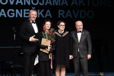 „Auksinė teatro rūtos šakelė“ įteikta penkiems teatro profesionalams.