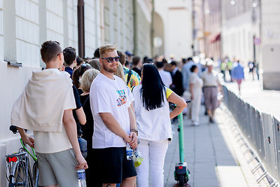 Žmonės renkasi prie Vilniaus universiteto laukdami Joe Bideno kalbos