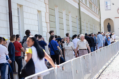 Žmonės renkasi prie Vilniaus universiteto laukdami Joe Bideno kalbos