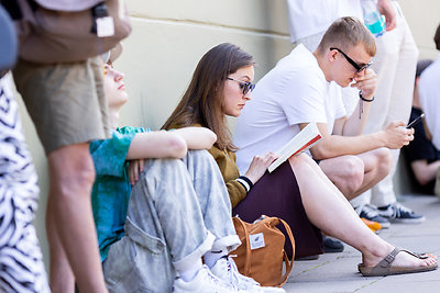 Žmonės renkasi prie Vilniaus universiteto laukdami Joe Bideno kalbos