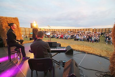 Liudas Mikalauskas antrus metus iš eilės atidarė areną iš šiaudų